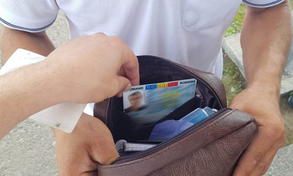 FOTO // Și-a cumpărat cu 20 de euro un buletin pentru a-și impresiona prietenii, dar şi-a făcut cadou o lucrare penală
